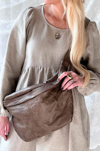High-quality Depeche shoulder bag in soft leather. The strap of the bag is adjustable. Inside the bag there is one open pocket and one zippered pocket.<br>
​<br>
Dimensions: width 48cm, length 26cm, depth approx. 10cm<br>
Material: 100% leather